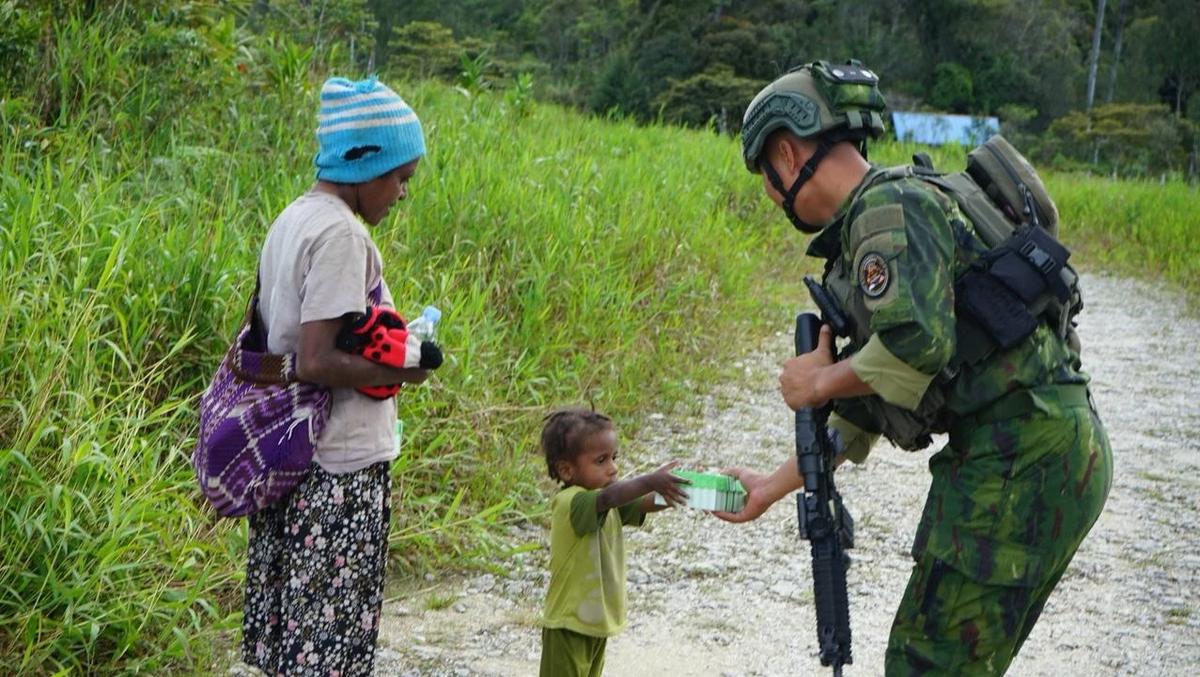 FOTO: Satgas Marinir TNI AL Gelar Patroli Humanis di Paniai Papua Tengah