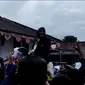 Ketua DPD Nasdem Kabupaten Garut, Diah Kurniasari bersama beberapa bacaleg Nasdem nyaer uang di hadapan pendukungnya di halaman kantor KPUD Garut. (Liputan6.com/Jayadi Supriadin)