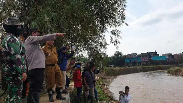 Bupati Garut Rudy Gunawan, saat mendampingi Kapolda Jabar Irjen Suntana di lokasi bencana Cimacan Garut, Senin (18/7/2022). (Liputan6.com/Jayadi Supriadin)