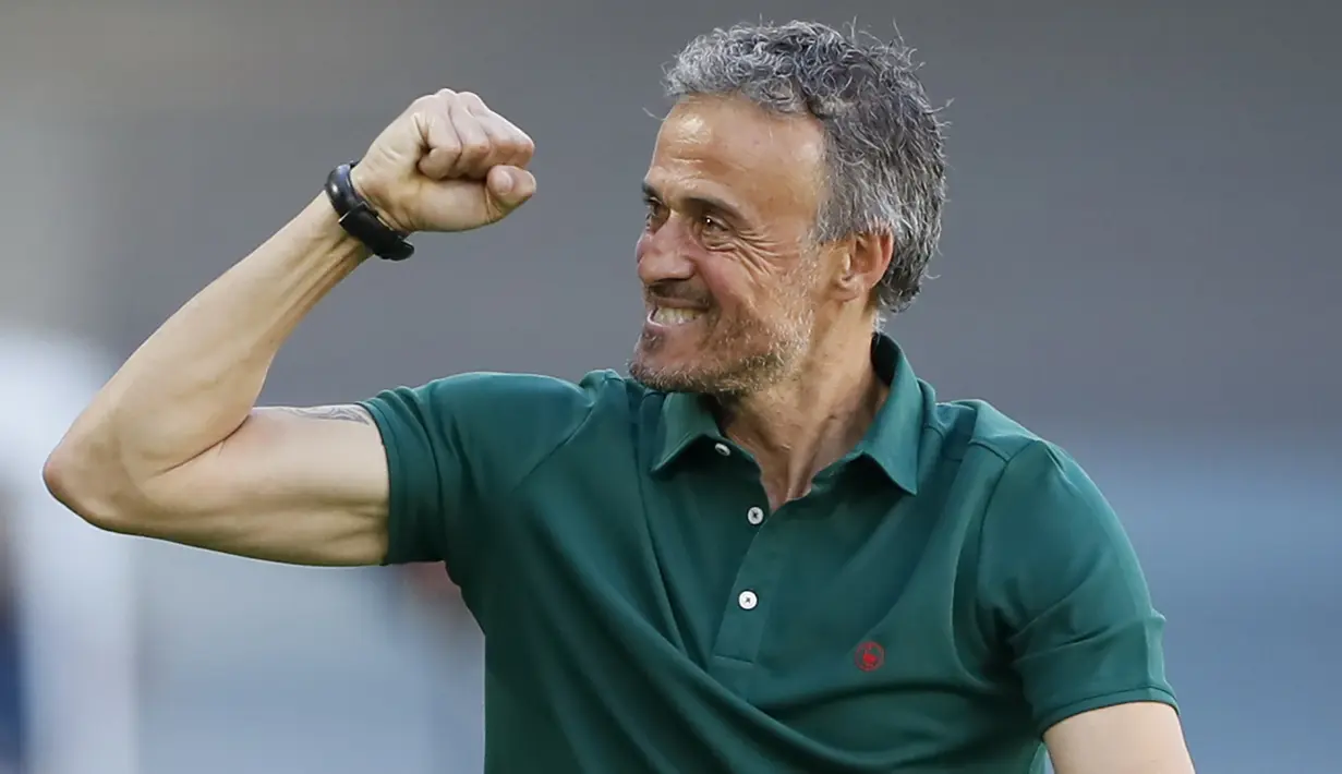 Pelatih Spanyol, Luis Enrique tampak puas timnya mampu menutup babak pertama dengan skor 2-0. (Foto: AP/Pool/Jose Manuel Vidal)