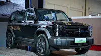 Chery Sales Indonesia menyuguhkan Chery J6 Batik di ajang GJAW 2024. (Liputan6.com/ Rendy Yansah)