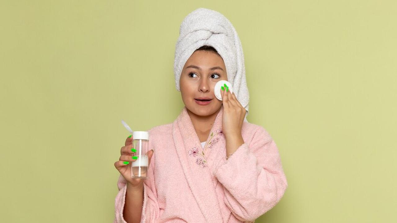 1. Cuci Muka:<br>Gunakan pembersih khusus untuk kulit berminyak yang bebas minyak dan non-komedogenik.
