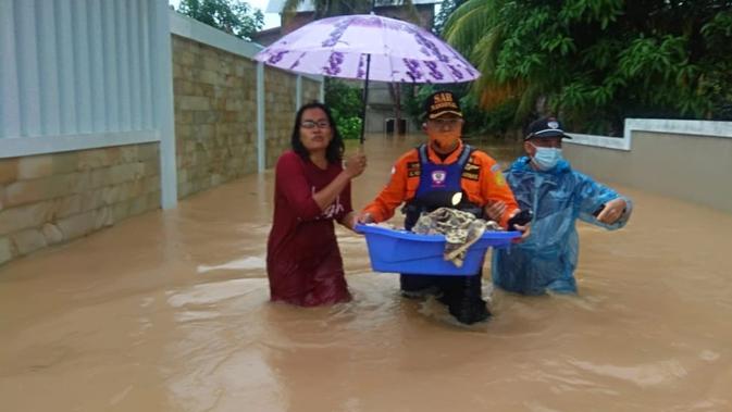 Anggota Basarnas Jambi mengevakuasi korban banjir di Kota Jambi pada akhir tahun 2020 lalu. (Liputan6.com/dok Basarnas)