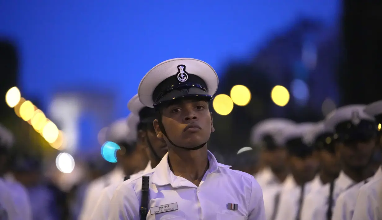 Perdana Menteri Narendra Modi telah diundang oleh Presiden Prancis Emmanuel Macron untuk berpartisipasi dalam Parade Hari Bastille bergengsi yang diadakan di Paris sebagai Tamu Kehormatan. (AP Photo/Christophe Ena)