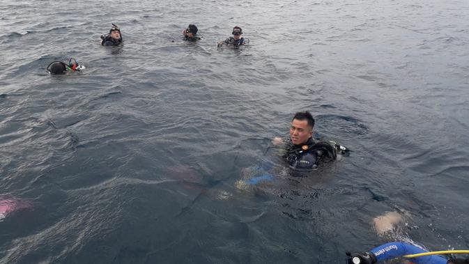 Proses memasang mooring buoy (Foto: Liputan6.com / HMB)