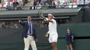 Rafael Nadal melakukan protes kepada wasit Ali Nili akibat cahaya matahari yang memantul ke wajahnya saat melawan Gilles Muller pada hari ketujuh di Wimbledon Tennis Championships 2017, London (10/7/2017). (AP/Tim Ireland)