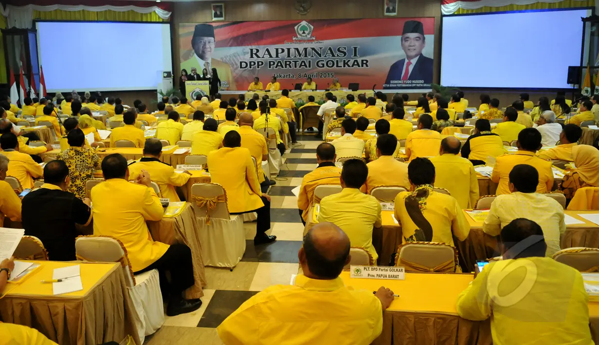 Rapat Pimpinan Nasional (Rapimnas) Partai Golkar yang dipimpin Agung Laksono di gelar di Kantor DPP Golkar, Slipi, Jakarta Barat, Rabu (8/4/2015). Rapat membahas konsolidasi partai dari tingkat bawah hingga atas. (Liputan6.com/Johan Tallo)
