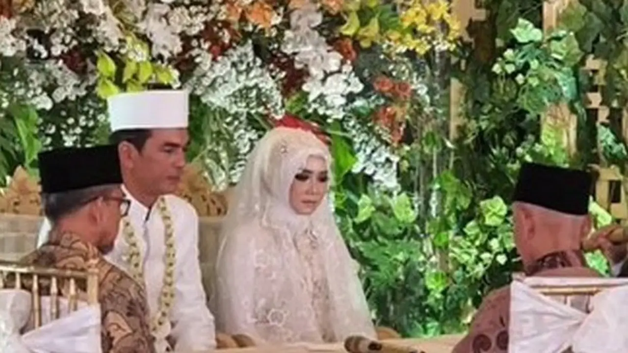 Pesona Anne Kurniasih Istri Baru Teddy Syah