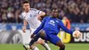 Romelu Lukaku yang kini tengah menjalani musim pertama sebagai pemain pinjaman dari Chelsea, tercatat menjadi top skor Liga Europa pada musim 2014/2015 saat membela Everton dengan koleksi 8 gol, sejajar dengan pemain RB Salzburg, Alan. Langkah Everton sendiri harus tersingkir di babak 16 besar setelah kalah agregat 4-6 dari Dynamo Kyiv. Pada leg pertama Everton menang 2-1, sementara pada leg kedua menyerah 2-5. (AFP/Surgei Supinsky)