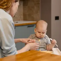 Di usia 1 tahun biasanya anak mengalami fase sulit makan. Berikut ini adalah penyebab dan cara mengatasi anak yang sulit makan.(Pexels/MART PRODUCTION)