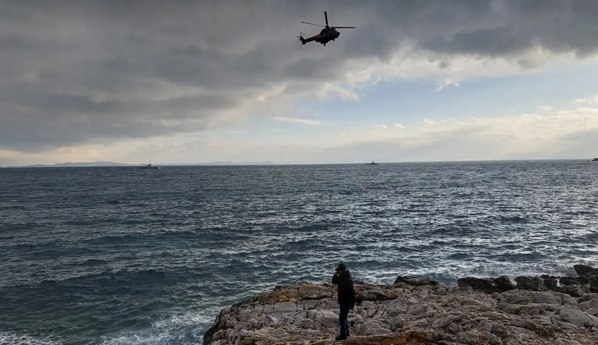 <p>Penjaga pantai Yunani melakukan operasi pencarian dan penyelamatan di lepas pantai Pulau Lesbos pada 6 Februari 2023. Sebuah kapal yang membawa migran dari negara tetangga Turki tenggelam di lepas pantai. (Handout/Hellenic Coast Guard/AFP)</p>