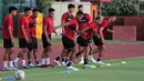 <p>Sejumlah pemain Timnas Indonesia melakukan latihan menjelang laga FIFA Matchday melawan Palestina di Lapangan Thor, Surabaya, Rabu (7/6/2023) sore WIB. Sebanyak tujuh pemain tambahan meliputi Edo Febriansyah, Marc Klok, Ricky Kambuaya, Rachmat Irianto, Marselino Ferdinan, Ernando Ari, dan Stefano Lilipaly yang ikut bergabung pada latihan hari kedua ini. (Bola.com/Wahyu Pratama)</p>