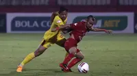 Gelandang Persija Jakarta, Riko Simanjuntak, berebut bola dengan gelandang Bhayangkara FC, Adam Alis, pada laga pekan ketiga Shopee Liga 1 2020, Sabtu (14/3/2020). Persija bermain imbang 2-2 atas Bhayangkara. (Bola.com/Yoppy Renato)
