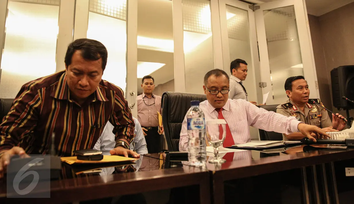 Dirtipidter Bareskrim, Brigjen Pol Yazid Fanani (tengah) bersiap memberi keterangan pers di  Jakarta, Selasa (15/9/2015). Bareskrim Polri sedang membidik tiga perusahaan di Sumsel yang diduga menjadi 'dalang' pembakaran hutan. (Liputan6.com/Faizal Fanani)
