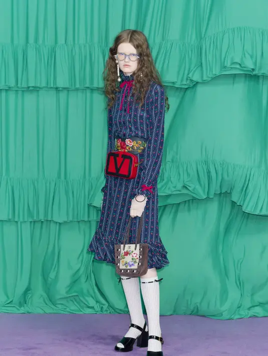 Elemen khas Michele seperti rumbai, pita, polka dots, ceri, dan bentuk hati menambah sentuhan romantis khas Valentino.  [Dok/Valentino].