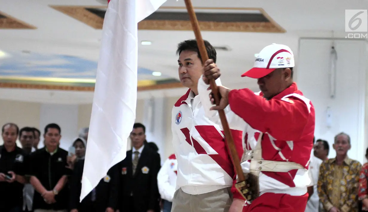 Ketua Kontingen Indonesia di SEA Games 2017 Kuala Lumpur, Aziz Syamsuddin saat mengikuti upacara Pengukuhan Kontingen Indonesia untuk SEA Games Kuala Lumpur 2017 di Auditorium Wisma Menpora, Jakarta, Rabu (8/2). (Liputan6.com/Helmi Afandi)
