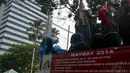 Dalam aksinya, para buruh membentangkan spanduk yang berisi tuntutan, Jakarta, (2/10/14). (Liputan6.com/Faizal Fanani)