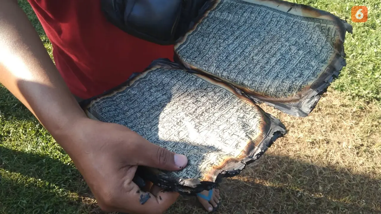 Al-Qur'an masih utuh saat kebakaran rumah adat Kerajaan Bone (Liputan6.com/Fauzan)