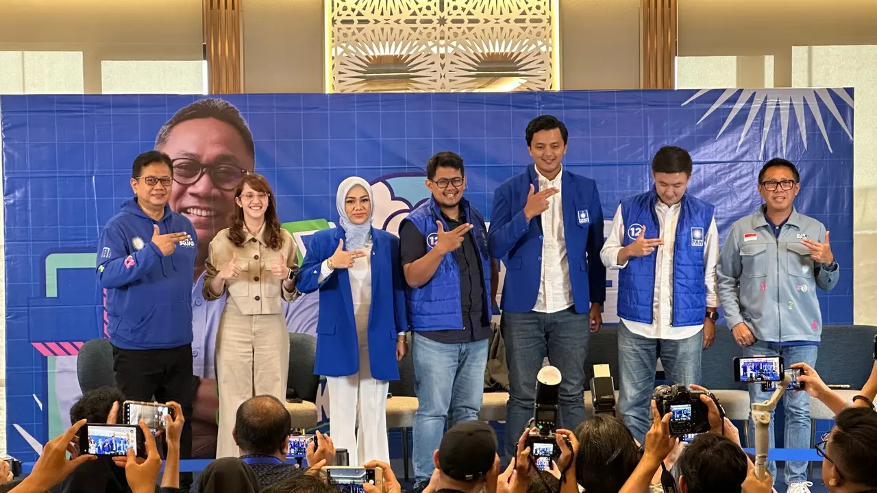 Tiga kader muda Partai Solidaritas Indonesia (PSI) memutuskan bergabung dengan Partai Amanat Nasional (PAN).  mereka menilai PAN sebagai partai yang peduli dengan kaum muda. (Liputan6.com/Nanda Perdana Putra)