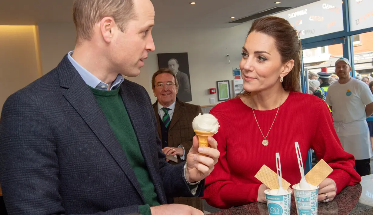 Pangeran William dan Kate Middleton berbincang sambil menikmati es krim saat mengunjungi Joe's Ice Cream di kawasan Mumbles, Wales Selatan, Selasa (4/2/2020). William dan Kate Middleton tengah dalam kunjungan ke kawasan Wales Selatan saat mampir ke Joe's Ice Cream. (ARTHUR EDWARDS/POOL/AFP)