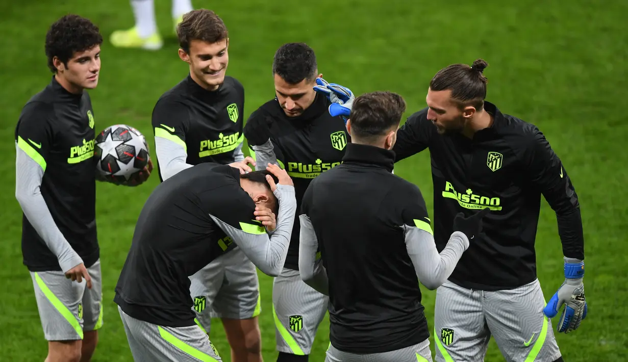 Para pemain Atletico Madrid menghadiri sesi latihan menjelang leg pertama babak 16 besar Liga Champions melawan Chelsea di Stadion Arena Nationala, Rumania, Senin (22/2/2021). Meski laga tidak dimainkan di kandang Atletico Madrid, Chelsea tetap berstatus sebagai tim tamu.  (Daniel MIHAILESCU/AFP)