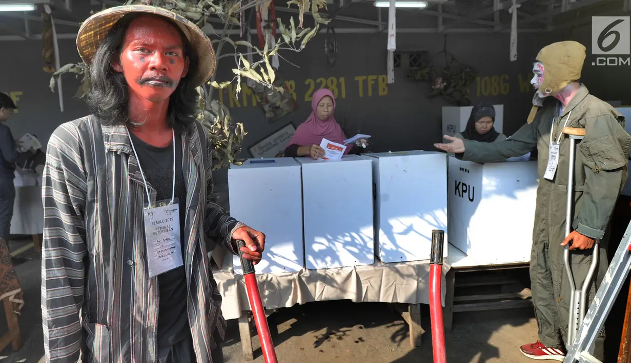 Petugas dengan kostum hantu berjaga selama pemungutan suara Pemilu 2019 di TPS 073, Gunung Balong 1, Lebak Bulus, Jakarta Selatan, Rabu (17/4). TPS 073 ini mengambil tema horor untuk menarik minat masyarakat untuk mencoblos. (merdeka.com/Arie Basuki)