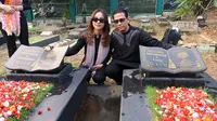 Doddy Sudrajat dan Mayang saat mengunjungi makam Vanessa Angel dan Bibi Andrainsyah.