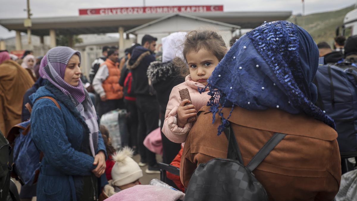 Warga Suriah menunggu untuk menyeberang ke Suriah dari Turki di gerbang perbatasan Cilvegozu, dekat kota Antakya, tenggara Turki, Selasa (21/2/2023). Badan bencana dan darurat Turki mengatakan gempa berkekuatan magnitudo 6,4 terjadi Senin 20 Februari 2023 pada pukul 20.04 waktu setempat (17.04 GMT), diikuti oleh gempa bermagnitudo 5,8 tiga menit kemudian. (AP Photo/Unal Cam)