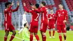 Para pemain Bayern Munchen merayakan gol yang dicetak oleh Serge Gnabry ke gawang Hoffenheim pada laga Bundesliga di Stadion Allianz Arena, Sabtu (30/1/2021). Bayern Munchen menang dengan skor 4-1. (Sven Hoppe/dpa via AP)