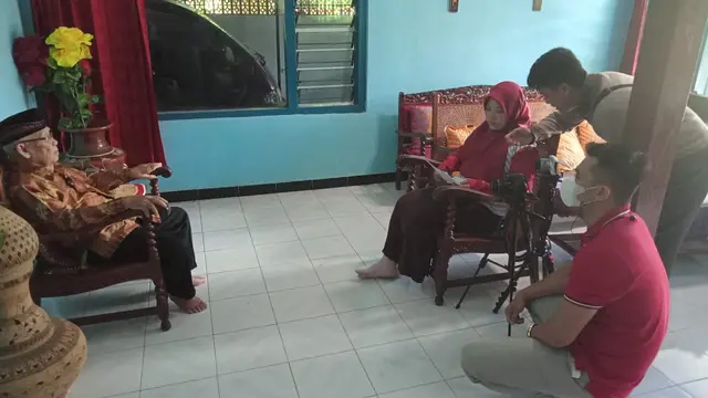 Pengambilan film dokumenter Sekolah Rakyat atau Volkschool Ketjepit, Punggelan, Banjarnegara, yang didirikan pada tahun 1904. (Foto: Heni Purwono untuk Liputan6.com)