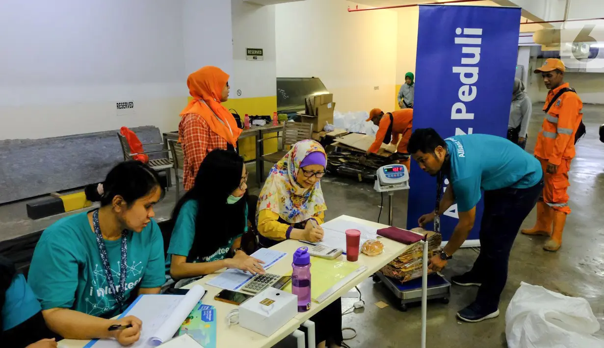 Sejak tahun 2019 Allianz Indonesia juga melakukan gerakan tanam 3.000 mangrove di Muara Tawar, Bekasi, sebagai bagian kampanye tanam mangrove untuk setiap polis elektronik yang diterbitkan. Pada tahun 2020, kembali melakukan penanaman 2.000 pohon mangrove. (Liputan6.com/Pool/Allianz)