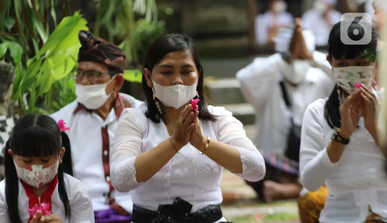 Umat Hindu memanjatkan doa saat Upacara Tawur Agung Kesanga di Pura Aditya Jaya, Pulo Gadung, Jakarta Timur, Rabu (1/3/2022). Upacara Tawur Agung merupakan simbol ritual penyucian alam semesta yang dilaksanakan sehari sebelum Catur Brata Penyepian atau Hari Suci Nyepi.(Liputan6.com/Herman Zakharia)