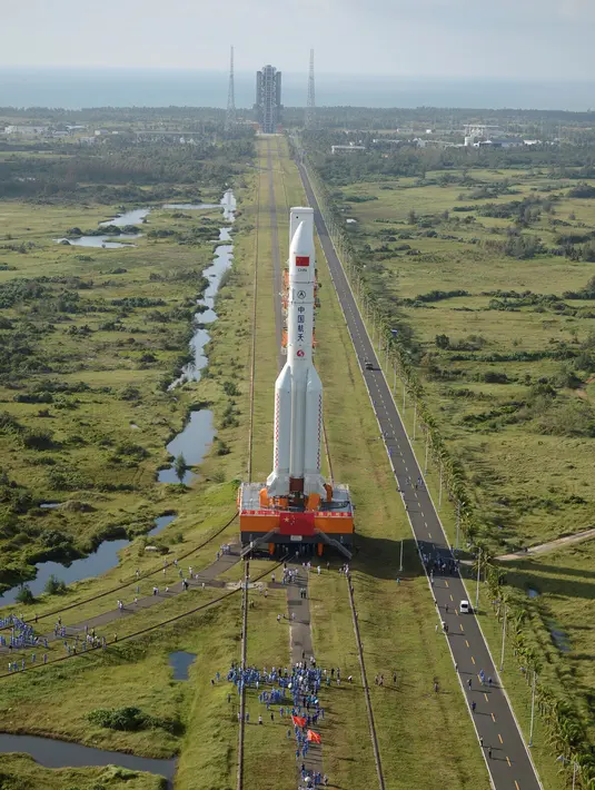Roket Long March 5 saat disiapkan sebelum meluncur dari Pusat Peluncuran Satelit Wenchang, Wenchang, Provinsi Hainan, Kamis (3/11). Roket ini memiliki tinggi 62 meter dan berat sekitar 800 ton. (REUTERS/Daily Mail)