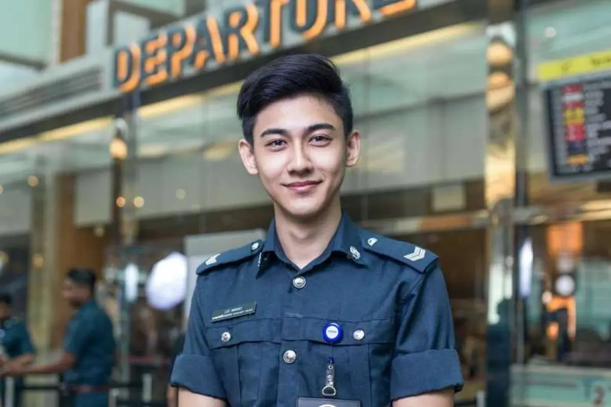 Lee Minwei, polisi tambahan di Bandara Singapura yang menjadi sorotan dunia maya karena ketampanannya. (Straits Times/Airport Changi/Facebook)