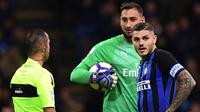 Kiper AC Milan, Gianluigi Donnarumma, bersitegang dengan striker Inter Milan, Mauro Icardi, pada laga Serie A Italia di Stadion San Siro, Milan, Minggu (21/10). Inter menang 1-0 atas Milan. (AFP/Miguel Medina)