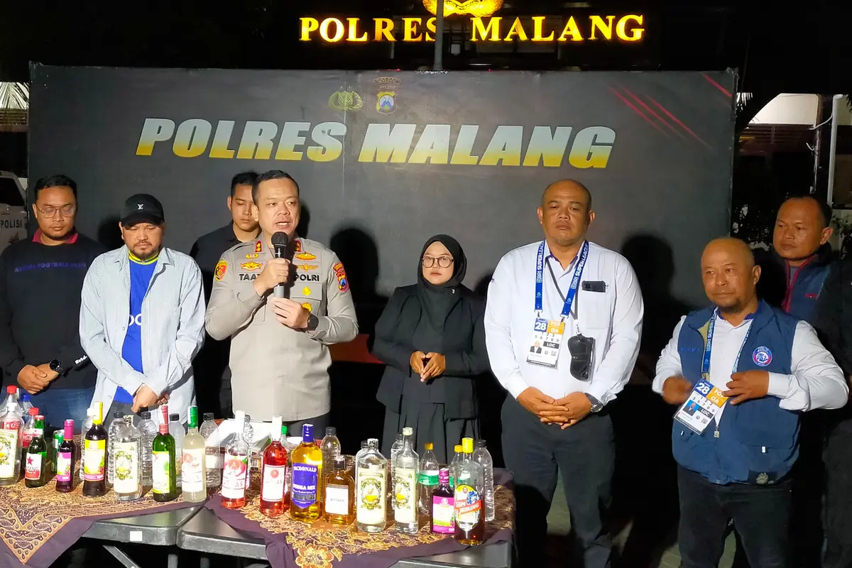 Polisi amankan penonton yang membawa barang terlarang saat laga Arema FC lawan Persis Solo. (Liputan6.com/Zainul Arifin)