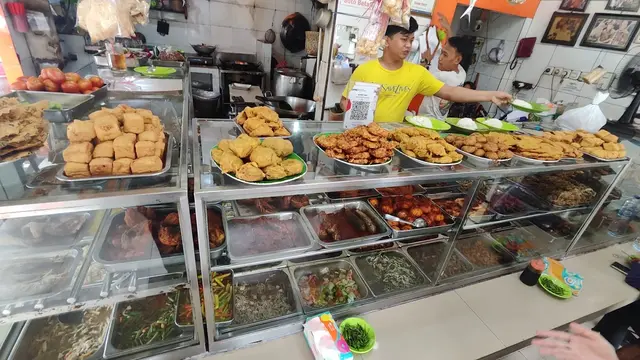 Rekomendasi Tempat Makan Siang Prasmanan di Tebet