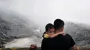 Seorang pengunjung menikmati keindahan suasana Taman Wisata Alam Gunung Tangkuban Perahu. (Liputan6.com/Johan Tallo)