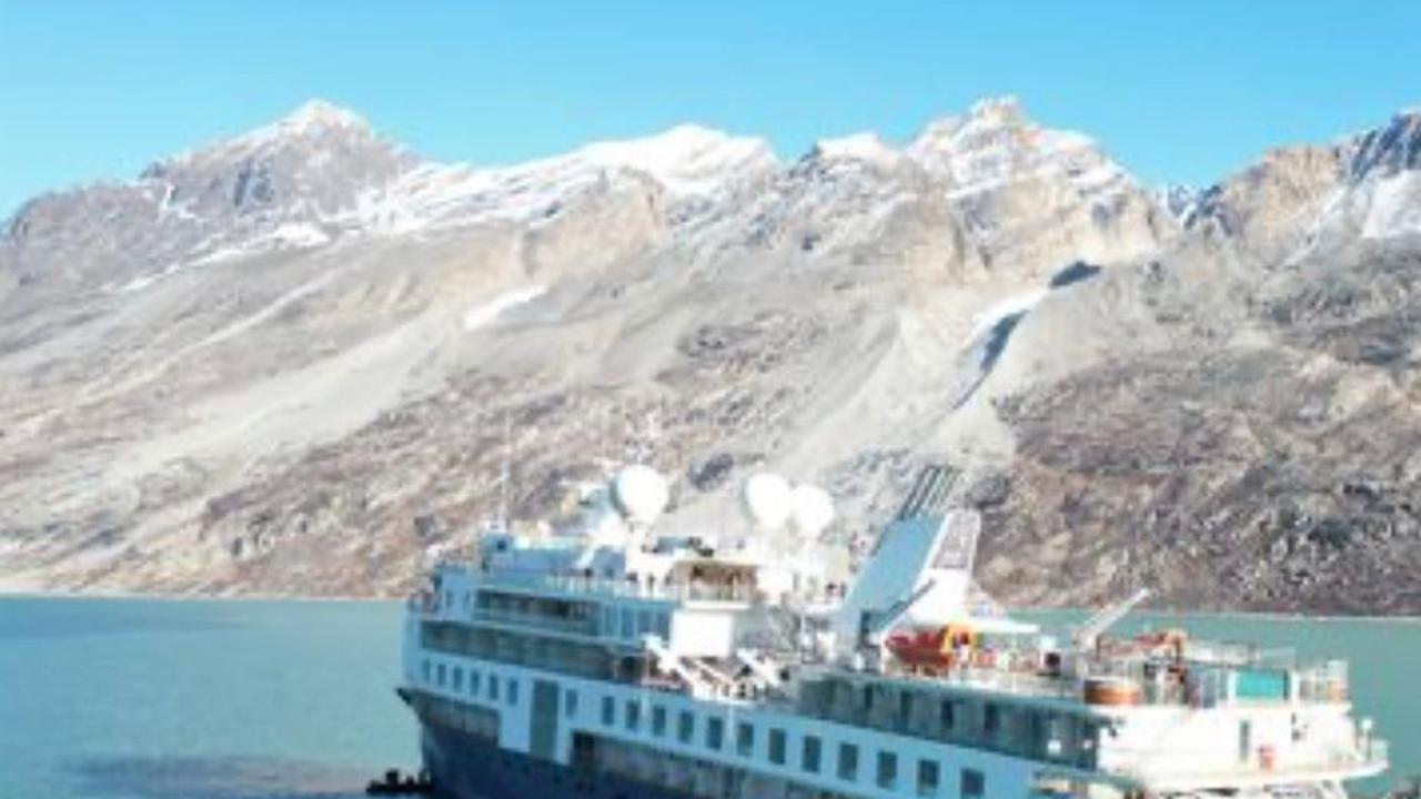 Kapal pesiar mewah karam di Greenland