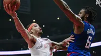 Center Los Angeles Clippers DeAndre Jordan (kanan) coba menghentikan laju forward New York Knicks Michael Beasley pada lanjutan NBA 2017-2018 di Staples Center, Jumat (2/3/2018) atau Sabtu (3/3/2018) WIB. (AP Photo/Ringo H.W. Chiu)