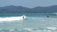 Pantai Pulau Merah Banyuwangi yang sangat ikonik kembali menggelar kompetisi Gandrung Surf Competition 2019. Surfer dari nusantara dan mancanegara turut serta dalam ajang ini.