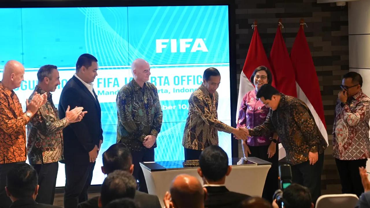 Presiden Joko Widodo atau Jokowi meresmikan kantor perwakilan FIFA di Jakarta, pada Jumat (10/11/2023). Kantor yang berstatus sebagai FIFA Permanent Office South Asian Hub itu berlokasi di Menara Mandiri II, Jalan Jenderal Sudirman, Jakarta.