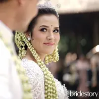 Penyanyi Raisa tersenyum dihadapan sang suami Hamish Daud usai melangsungkan akad nikah. (Instagram/thebridestory)