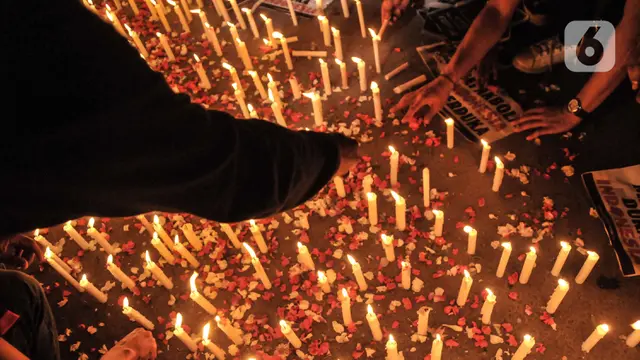 Aksi Seribu Lilin untuk Korban Kerusuhan Kanjuruhan di GBK