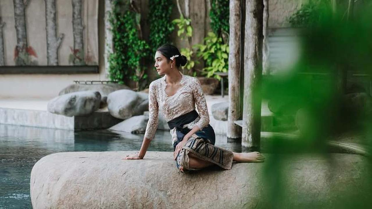 8 Potret Mikha Tambayong Kenakan Kebaya Bali, Tampil Cantik dan Anggun