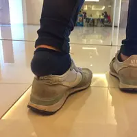 Ilustrasi menginjak bagian belakang sepatu. (via: Ega Maharni)