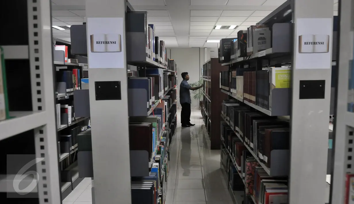 Pengunjung melihat koleksi buku di perpustakaan DPR, kompleks Parlemen Senayan, Jakarta, Jumat (01/04). Rencananya, pimpinan DPR akan membangun gedung perpustakaan mewah di Komplek Parlemen Senayan, dengan anggaran Rp 570 miliar (Liputan6.com/Johan Tallo)