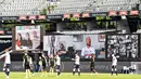 Suasana pertandingan AGF Aarhus melawan Randers FC pada laga Liga Denmark di Stadion Ceres Park (28/5/2020). Liga Denmark menghadirkan penonton virtual di stadion dengan aplikasi video Conference. (AP/Ritzau Scanpix - Henning Bagger)