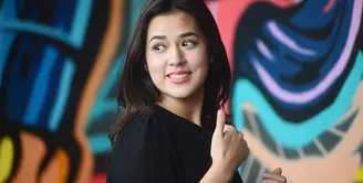 Penyanyi Raisa Adriana merasa tersanjung bisa menjadi salah satu pengisi konser musik bertajuk 3 Dekade Cinta Chrisye. Konser mengenang musisi legenda Tanah Air itu digelar Minggu (28/8/2016). (Galih W. Satria/Bintang.com)