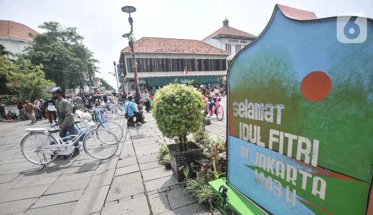 <p>Pemilik persewaan sepeda ontel menunggu pelanggan di kawasan Kota Tua, Jakarta, Rabu (4/5/2022). Libur Lebaran membawa berkah bagi jasa sewa sepeda ontel di Kota Tua. Penyewaan sepeda ontel mengalami peningkatan dari hari biasanya. Jasa sewa sepeda ontel di Kota Tua dipatok Rp20.000 per setengah jam. (merdeka.com/Iqbal S Nugroho)</p>